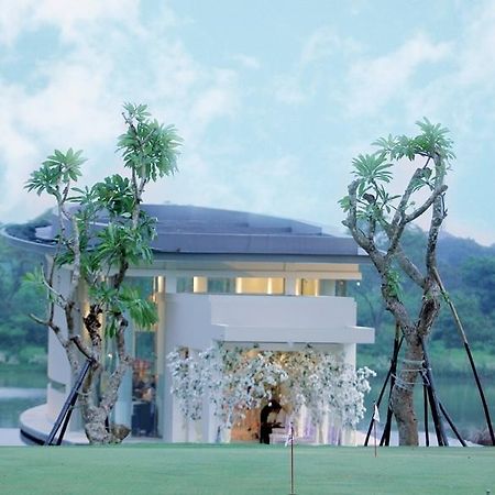 Ciputra Golf, Club & Hotel Sorabaya Extérieur photo