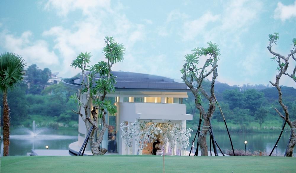 Ciputra Golf, Club & Hotel Sorabaya Extérieur photo