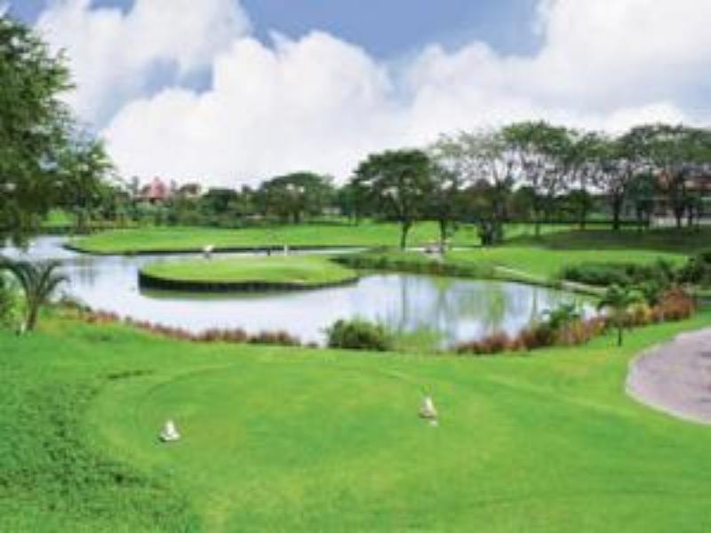 Ciputra Golf, Club & Hotel Sorabaya Extérieur photo